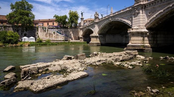 Penampakan Jembatan Kuno yang Muncul Saat Sungai di Italia Mengering Sisa-sisa jembatan kuno terlihat saat Sungai Tiber di Roma, Italia, mengering. Jembatan itu diketahui dibangun di bawah Kaisar Nero pada abad ke-1. Ini fotonya.