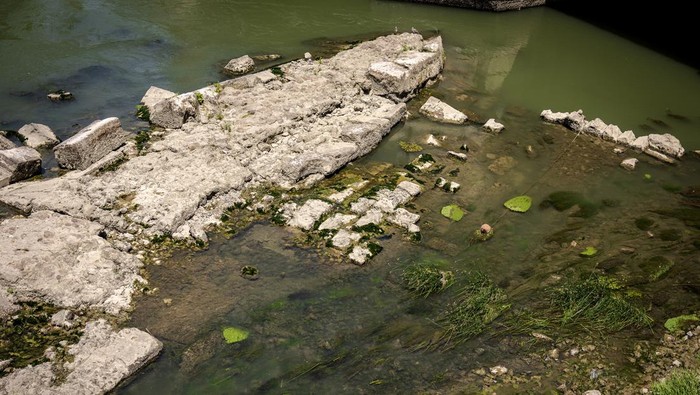 Penampakan Jembatan Kuno yang Muncul Saat Sungai di Italia Mengering Sisa-sisa jembatan kuno terlihat saat Sungai Tiber di Roma, Italia, mengering. Jembatan itu diketahui dibangun di bawah Kaisar Nero pada abad ke-1. Ini fotonya.