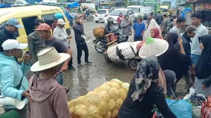 Penertiban pedagang pasar yang buat Wali Nagari Padang Lau cekcok dengan kerabat Wali Kota Bukit Tinggi. (foto: istimewa)
