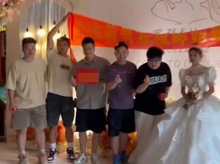 Pengantin viral, 9 mantan pacar datang ke nikahannya Pengantin viral, 9 mantan pacar datang ke nikahannya