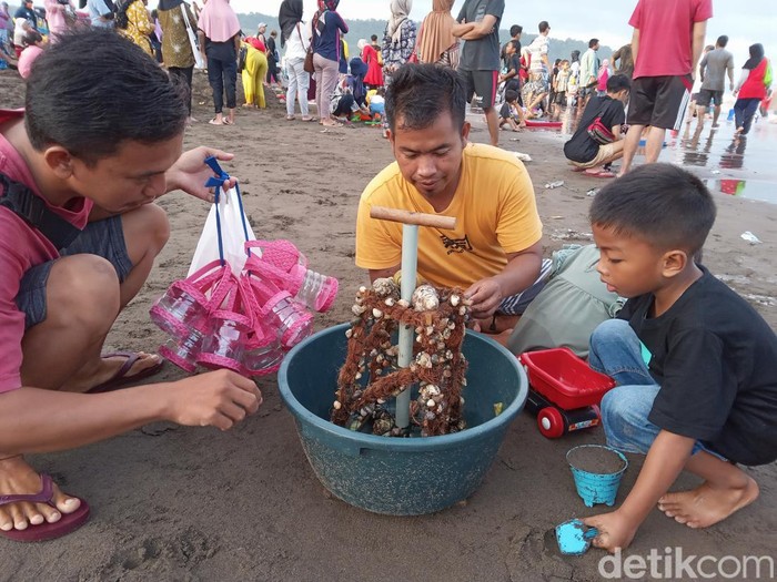 Penjual umang di Pantai Pangandaran