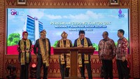 Ketua Dewan Komisioner Otoritas Jasa Keuangan (OJK) Wimboh Santoso (ketiga kiri) bersama Gubernur Sumatera Selatan Herman Deru (ketiga kanan) menandatangani prasasti disaksikan Anggota Dewan Komisioner OJK Ahmad Hidayat (kedua kiri), Deputi Komisioner Hubungan Masyarakat dan Logistik Anto P rabowo (kedua kanan), Ketua DPRD Provinsi Sumatera Selatan Anita Noeringati (kiri) dan Kepala Otoritas Jasa Keuangan (OJK) Regional VII Sumbagsel Untung Nugroho (kanan) saat menghadiri peresmian gedung OJK Kantor Regional VII Sumbagsel di Palembang, Sumatera Selatan, Senin (27/6/2022). Dengan hadirnya Kantor OJK tersebut diharapkan dapat memperkuat peran OJK di sektor jasa keuangan yang memberikan perlindungan terhadap konsumen serta mendukung pengembangan perekonomian di daerah itu.