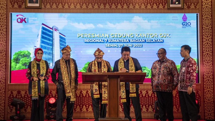 PERESMIAN KANTOR OJK REGIONAL VII SUMBAGSEL Ketua Dewan Komisioner Otoritas Jasa Keuangan (OJK) Wimboh Santoso memberikan sambutannya saat peresmian gedung OJK Kantor Regional VII Sumbagsel di Palembang, Sumatera Selatan, Senin (27/6/2022). Dengan hadirnya Kantor OJK tersebut diharapkan dapat memperkuat peran OJK di sektor jasa keuangan yang memberikan perlindungan terhadap konsumen serta mendukung pengembangan perekonomian di daerah itu. ANTARA FOTO/Nova Wahyudi/aww.