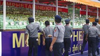 Polisi Myanmar memeriksa narkotika ilegal yang disita yang ditampilkan pada upacara penghancuran di pinggiran Yangon, Myanmar, Minggu (26/6/2022) waktu setempat.  