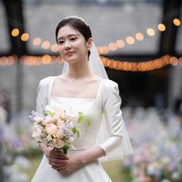 Jang Nara resmi menikah dengan seorang pria dari kalangan non artis pada Minggu (26/6/2022). Suaminya adalah cinematographer Jung Hachul yang enam tahun lebih muda dari Jang Nara. Foto: dok. Instagram @goback_jangnara