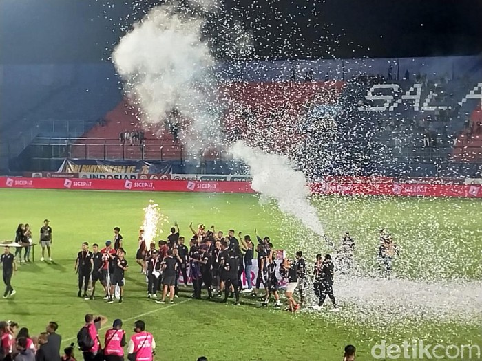 Persik Kediri menjuarai Piala Trofeo. Selain itu, Persik juga belajar dari legenda sepakola Brasil, Ronaldinho.