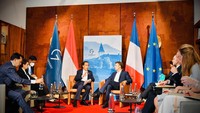 Jokowi pun melakukan pertemuan bilateral dengan Presiden Prancis Emmanuel Macron di sela-sela KTT G7 di Elmau, Jerman. Jokowi dan Macron membahas situasi di Ukraina.Dalam kesempatan tersebut, Jokowi mengapresiasi upaya Macron untuk mewujudkan perdamaian di Ukraina. Jokowi mengatakan perang berdampak luar biasa terhadap krisis pangan. (Foto: Foto: Laily Rachev - Biro Pers Sekretariat Presiden)