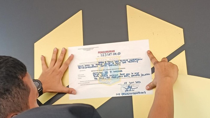 Petugas Satpol PP DKI Jakarta menutup permanen Hamilton Spa di Jaksel usai kasus Bungkus Night.