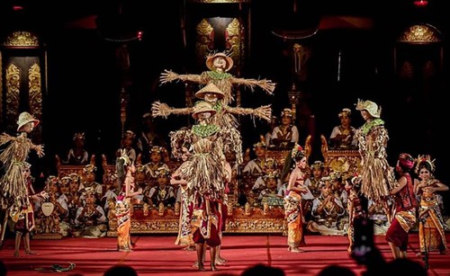 Tiga Sekaa Gong Kebyar Kabupaten Badung tampil memukau dalam satu panggung serangkaian Utsawa (Parade) Gong Kebyar Pesta Kesenian Bali (PKB) XLIV Tahun 2022 di Panggung Terbuka Ardha Chandra, Taman Budaya Provinsi Bali (Art Center), Sabtu (25/6/2022) malam