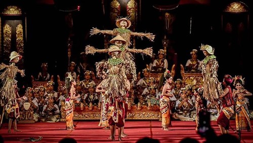 Tiga Sekaa Gong Kebyar Kabupaten Badung tampil memukau dalam satu panggung serangkaian Utsawa (Parade) Gong Kebyar Pesta Kesenian Bali (PKB) XLIV Tahun 2022 di Panggung Terbuka Ardha Chandra, Taman Budaya Provinsi Bali (Art Center), Sabtu (25/6/2022) malam