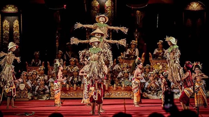 Tiga Sekaa Gong Kebyar Kabupaten Badung tampil memukau dalam satu panggung serangkaian Utsawa (Parade) Gong Kebyar Pesta Kesenian Bali (PKB) XLIV Tahun 2022 di Panggung Terbuka Ardha Chandra, Taman Budaya Provinsi Bali (Art Center), Sabtu (25/6/2022) malam