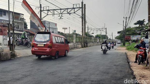 PKL di Jalan Raya Citayam, tepatnya dekat perlintasan Rawageni Depok ditertibkan. Kelurahan Ratu Jaya akan usul pelebaran jalan ke Pemkot Depok. (Dwi Rahmawati/detikcom)