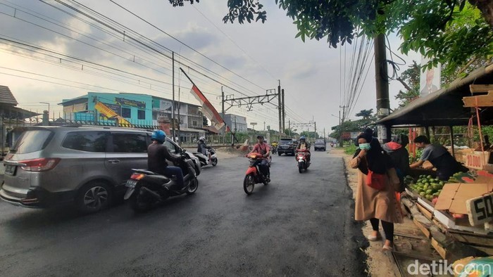 PKL di Jalan Raya Citayam, tepatnya dekat perlintasan Rawageni Depok ditertibkan. Kelurahan Ratu Jaya akan usul pelebaran jalan ke Pemkot Depok. (Dwi Rahmawati/detikcom)