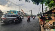 Bikin Macet, PKL Dekat Perlintasan Rawageni Depok Ditertibkan