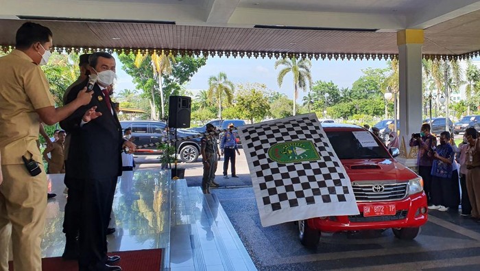 Gubernur Riau Syamsuar melepas mobil siaga penanganan wabah penyakit mulut dan kuku (PMK) di Gedung Daerah Balai Pauh Janggi, Senin (27/06/2022). Istimewa
