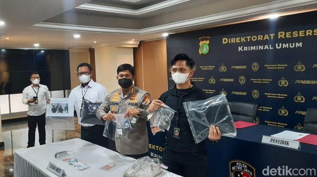 Polisi menangkap warga negara (WN) Estonia inisial SP (24). Pelaku ditangkap atas tindak kejahatan skimming yang telah dilakukan sejak Juni 2022. (Yogi Ernes/detikcom)