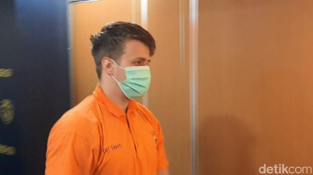 Polisi menangkap warga negara (WN) Estonia inisial SP (24). Pelaku ditangkap atas tindak kejahatan skimming yang telah dilakukan sejak Juni 2022. (Yogi Ernes/detikcom)