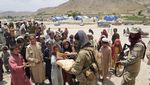 Potret Anak-anak Korban Gempa Afghanistan Antre Bantuan Makanan