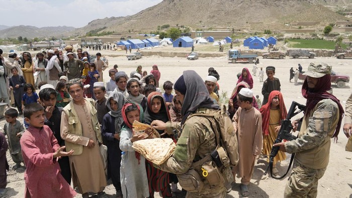 Gempa dahsyat hancurkan ribuan rumah dan tewaskan sedikitnya 1.000 warga Afghanistan pekan lalu. Pascabencana, bantuan makanan diberikan untuk para korban gempa
