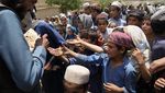 Potret Anak-anak Korban Gempa Afghanistan Antre Bantuan Makanan