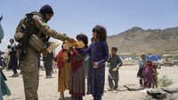 Satu per satu anak-anak korban gempa Afghanistan menerima bantuan makanan berupa roti di wilayah Gayan, Provinsi Paktika, Afghanistan, Minggu (26/6/2022) waktu setempat. 