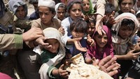 Anak-anak korban gempa Afghanistan mengantre untuk mendapatkan bantuan makanan di wilayah Gayan, Provinsi Paktika, Afghanistan, Minggu (26/6/2022) waktu setempat.