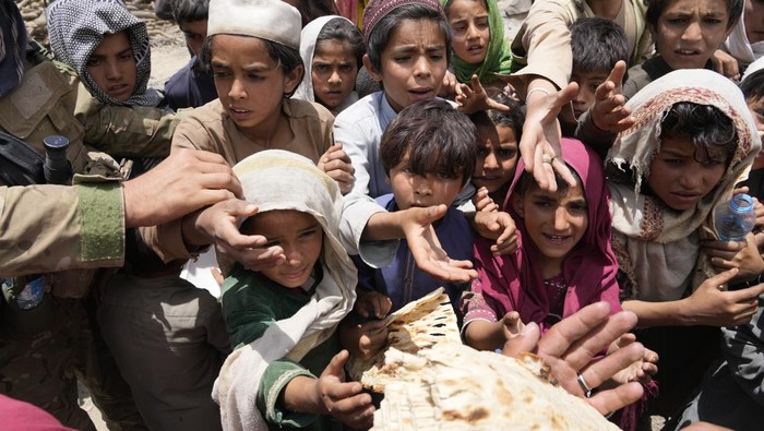 Potret Anak-anak Korban Gempa Afghanistan Antre Bantuan Makanan Gempa dahsyat hancurkan ribuan rumah dan tewaskan sedikitnya 1.000 warga Afghanistan pekan lalu. Pascabencana, bantuan makanan diberikan untuk para korban gempa