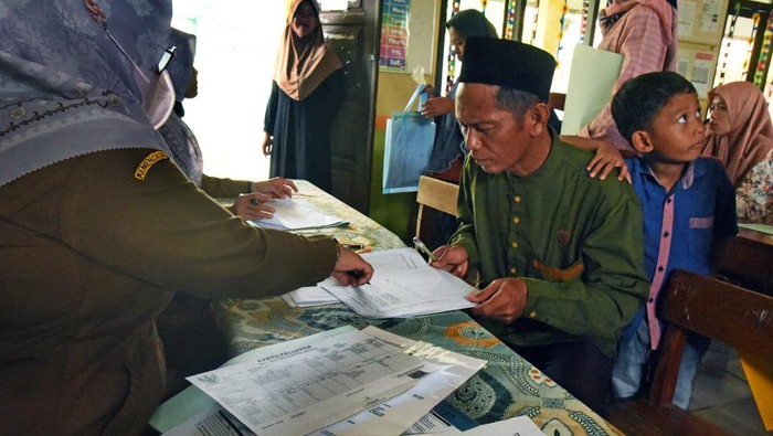 PPDB Tingkat SD-SMP di Serang Dimulai Hari Ini, Begini Suasananya Penerimaan Peserta Didik Baru tingkat SD dan SMP di Serang, Banten, dimulai hari ini. Para orang tua berdatangan ke sekolah untuk daftarkan putra-putri mereka.