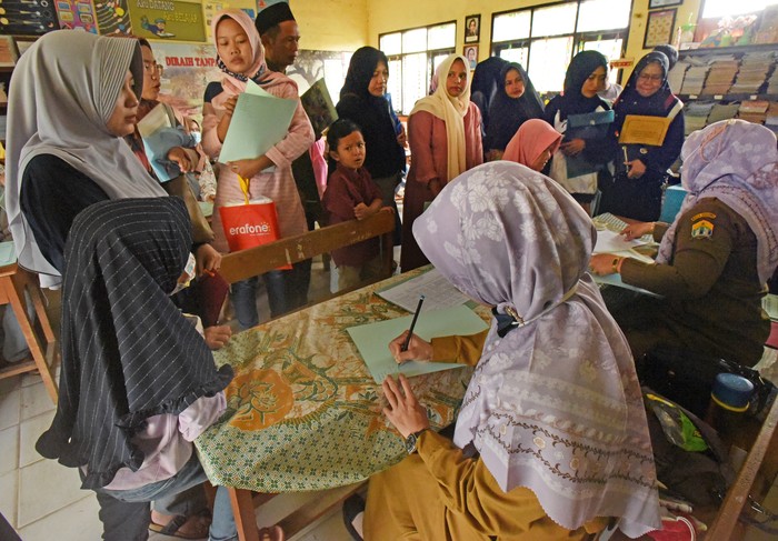 Penerimaan Peserta Didik Baru tingkat SD dan SMP di Serang, Banten, dimulai hari ini. Para orang tua berdatangan ke sekolah untuk daftarkan putra-putri mereka.
