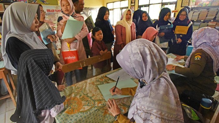 Penerimaan Peserta Didik Baru tingkat SD dan SMP di Serang, Banten, dimulai hari ini. Para orang tua berdatangan ke sekolah untuk daftarkan putra-putri mereka.