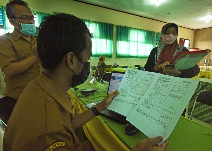 Penerimaan Peserta Didik Baru tingkat SD dan SMP di Serang, Banten, dimulai hari ini. Para orang tua berdatangan ke sekolah untuk daftarkan putra-putri mereka.