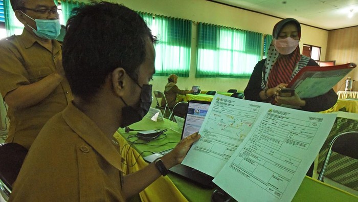 Penerimaan Peserta Didik Baru tingkat SD dan SMP di Serang, Banten, dimulai hari ini. Para orang tua berdatangan ke sekolah untuk daftarkan putra-putri mereka.