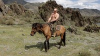 Olok-olok ke Putin itu bermula saat Perdana Menteri Inggris Boris Johnson bertanya apakah jaket mereka harus dilepas atau bahkan mereka harus melepas baju mereka.Kita harus menunjukkan bahwa kita lebih tangguh dari Putin, kata Johnson yang disambut tawa beberapa koleganya. (AFP/ALEXEY DRUZHININ)