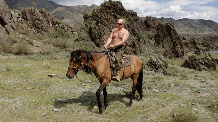 Presiden Rusia Vladimir Putin bertelanjang dada saat naik kuda (AFP/ALEXEY DRUZHININ)
