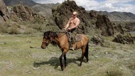 Kala Petinggi G7 Ejek Citra Macho Putin Telanjang Dada Naik Kuda