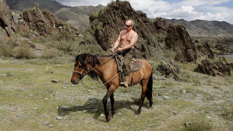 Presiden Rusia Vladimir Putin bertelanjang dada saat naik kuda (AFP/ALEXEY DRUZHININ) Presiden Rusia Vladimir Putin bertelanjang dada saat naik kuda (AFP/ALEXEY DRUZHININ)