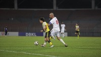 Wiljan Pluim berebut bola dengan pemain Tampines Rovers di tengah lapangan. Foto: (dok. PSM Makassar/Adhiaksa Mursalim)