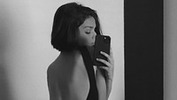 Dengan rambut pendek ala Snow White, Rachel Zegler terlihat seksi. (Foto: dok. Instagram @rachelzegler)  