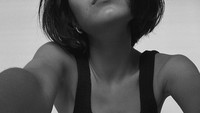 Rachel Zegler tampil dengan bikini berwarna hitam dalam foto hitam-putih. (Foto: dok. Instagram @rachelzegler)  