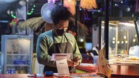 Pemiliki nama lengkap Satriaddin Maharinga Djongki ini juga membuka usaha kulinernya. Yaitu Pisang Moala, camilan pisang goreng masa kini yang menggunakan sambal. Foto: Instagram @arie_kriting