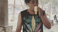 Selain berjualan pisang goreng dengan sambal. Arie pada dasarnya memang penggemar berat buah pisang. Kalau lapar dirinya pilih ngemil pisang. Foto: Instagram @arie_kriting