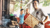 Saat kulineran, Arie tak sungkan nih untuk mempelajari langsung kuliner yang akan dicicpinya. Ia bahkan ikut mempersiapkan makanan yang dipesannya. Foto: Instagram @arie_kriting
