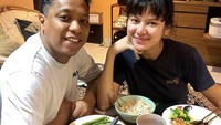 Dikenal sebagai pasangan yang romantis dan sederhana. Acara makan malam dengan ikan salmon dan sayuran kukus, menjadi menu makanan Arie dan sang istri. Foto: Instagram @arie_kriting