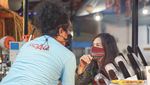 Romantisnya Arie Kriting Saat Jualan Pisang Goreng dengan Indah Permatasari