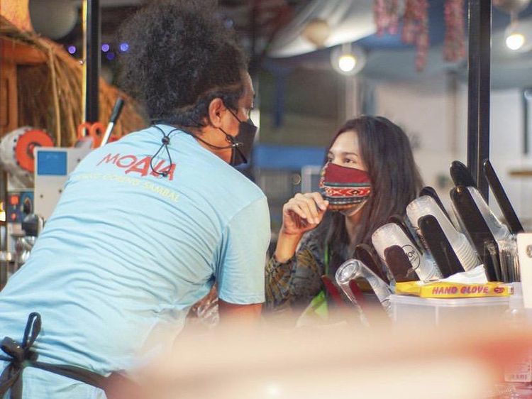 Romantisnya Arie Kriting Saat Jualan Pisang Goreng dengan Indah Permatasari