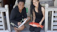 Keduanya dipenuhi jiwa petualang yang tinggi. Indah diajari cara memancing dan menangkap ikan laut segar oleh Arie. Foto: Instagram @arie_kriting