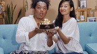 Terakhir ini momen manis Indah saat merayakan ulang tahun Arie. Dirinya memberikan kue cokelat manis untuk sang suami.  Foto: Instagram @arie_kriting