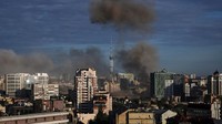 Asap mengepul setelah serangan rudal Rusia ke Ukraina berlanjut, di Kyiv, Ukraina, Minggu, (26/6/2022).