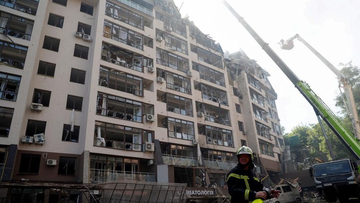 Rescue workers evacuate a person from a residential building damaged by a Russian missile strike, as Russia's attack on Ukraine continues, in Kyiv, Ukraine June 26, 2022. REUTERS/Valentyn Ogirenko      TPX IMAGES OF THE DAY