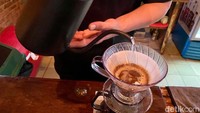 Di Rumah Tjempaka, pengunjung bisa menikmati aneka jenis kopi lokal. Untuk manual brew, di sini ada metode seduh V60 dan Clever Dripper.